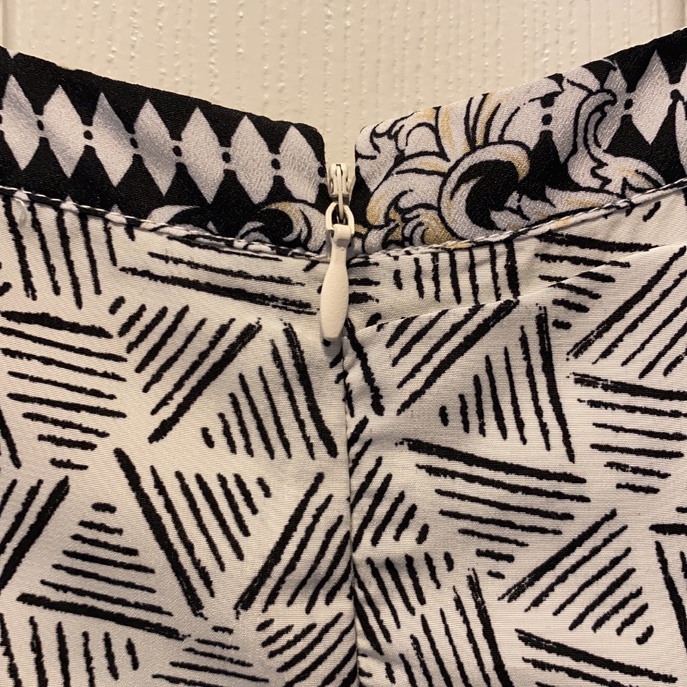Sleeveless shift dress - Picture 3 of 5